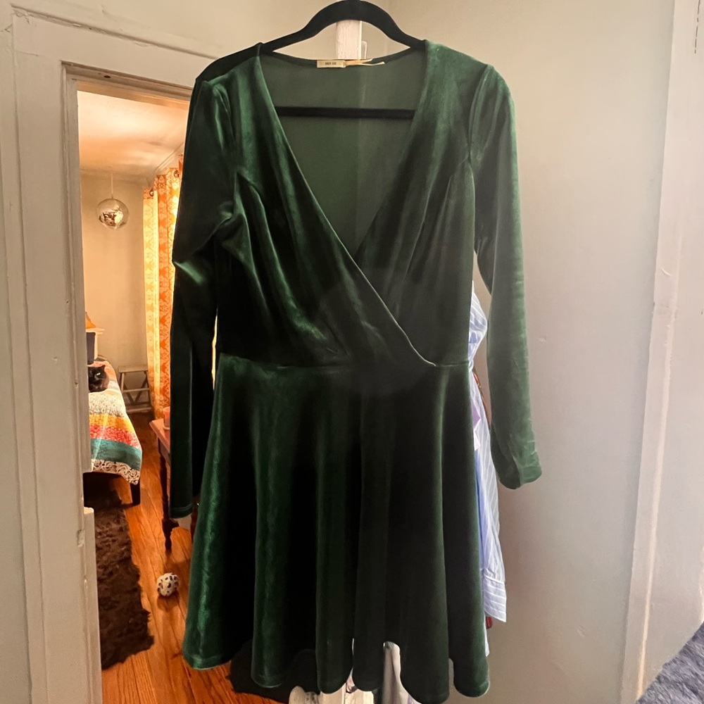 STUNNNING! Emerald green velvet dress. Size large